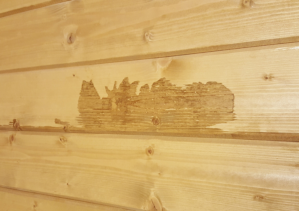 Vlekken op plank blokhut houtstapelbouw