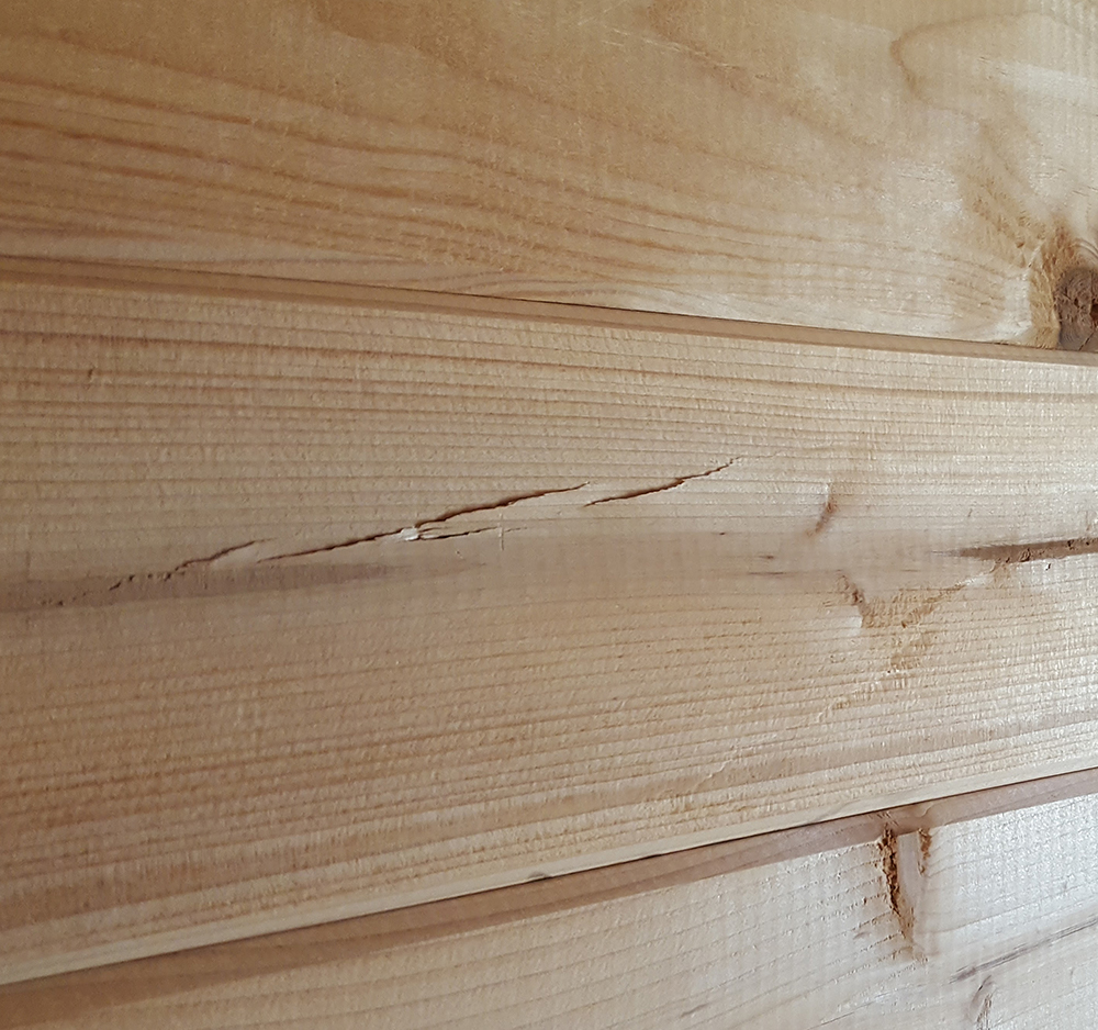 Scheuren speten in blokhut plank